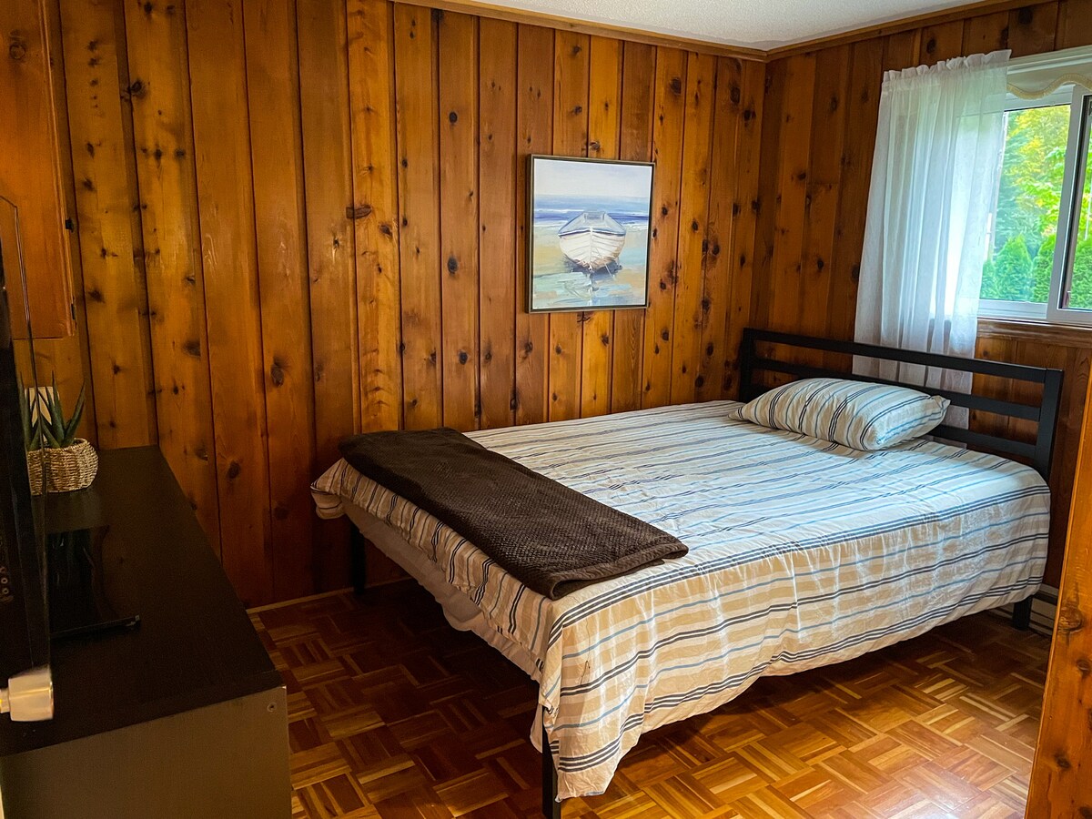 Menšia manželská posteľ, šatník, televízor s možnosťou Chromecast a malá skriňa pre vaše veci.