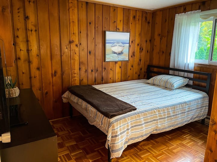 Una cama tamaño queen, tocador, TV con capacidad de Chromecast y un pequeño armario para tus pertenencias.