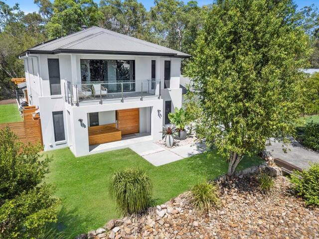 Bush backdrop with kangaroos on your doorstep gallery image 2