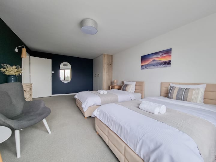 卧室1.单人床。 