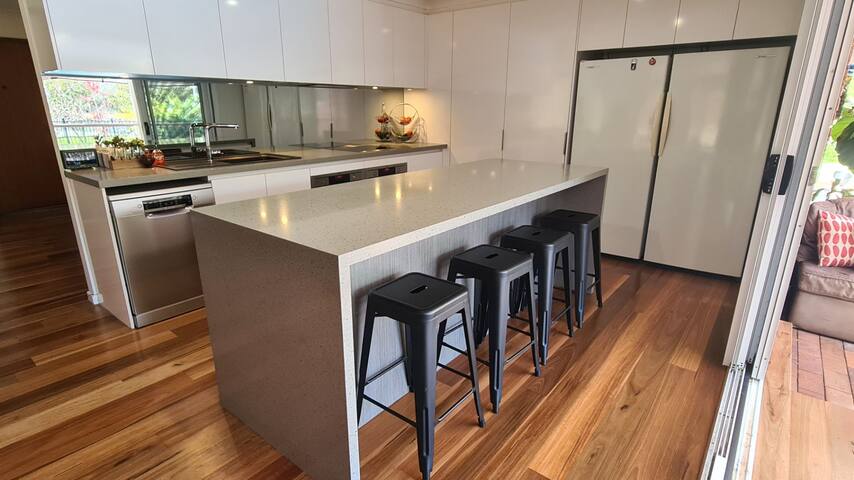 Cheerful 3 bedroom home with pool gallery image 3