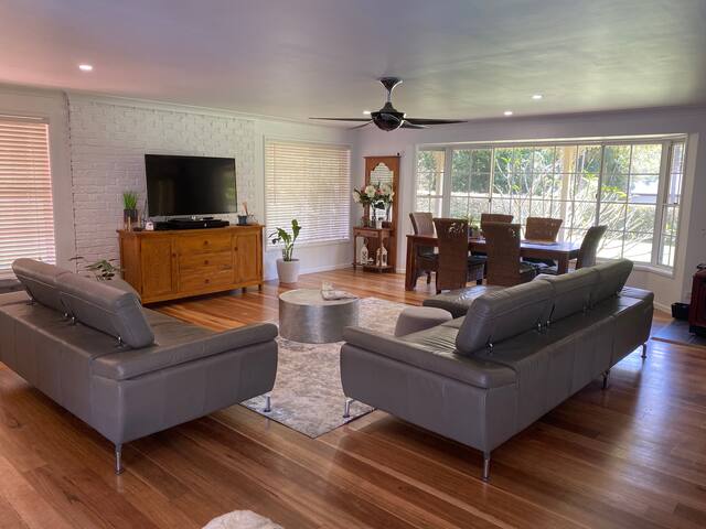 Cheerful 3 bedroom home with pool