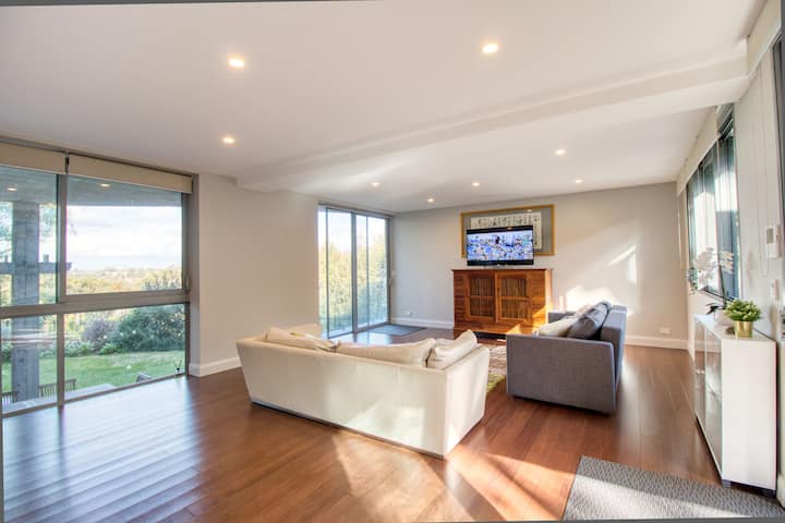 Large Contemporary 2-brs In A Great Location - Gordon