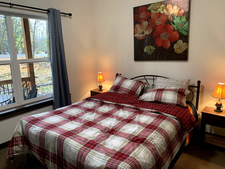 Acogedor dormitorio queen con una vista maravillosa.  Cortinas opacas para mayor privacidad. Armario de tamaño completo.