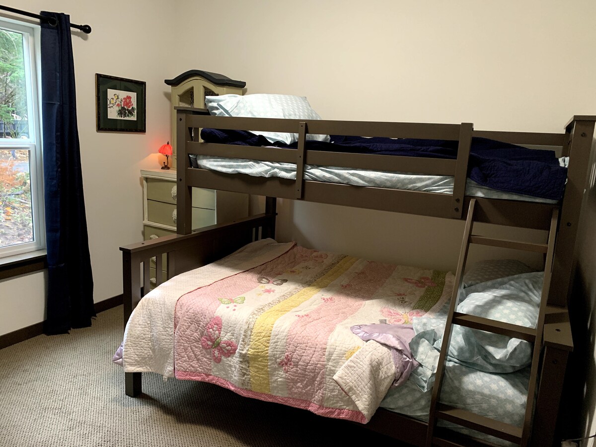 Dyshe mbi krevate të plotë.  Perde të errëta për privatësinë. Dollap me përmasa të plota.