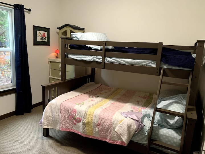 Camas individuales sobre literas completas.  Cortinas opacas para mayor privacidad. Armario de tamaño completo.