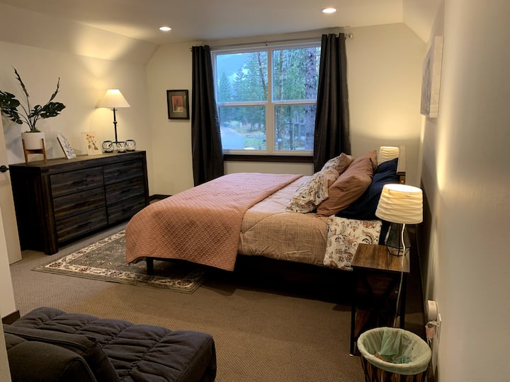 Dormitorio principal en la planta superior con cama tamaño king, futón doble para los más pequeños, cortinas opacas y baño privado.  