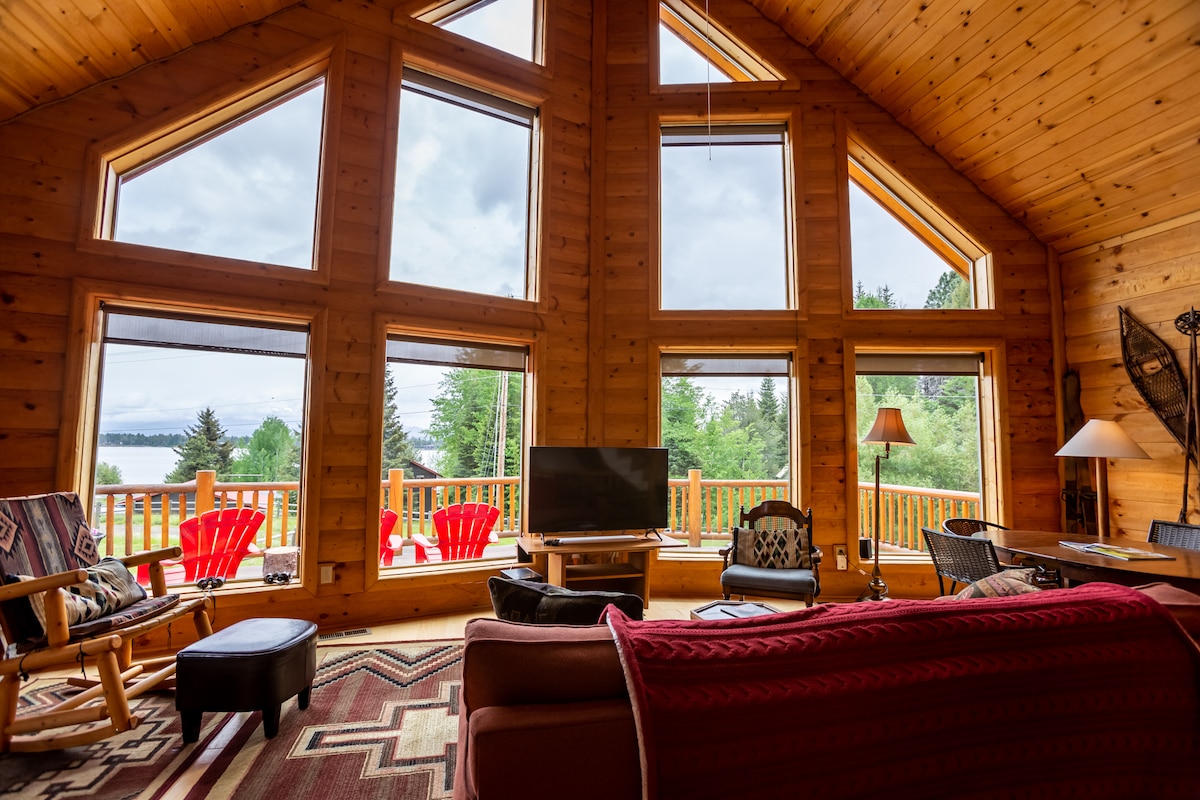 温暖的木质室内……开放式布局，天花板为22英尺。 