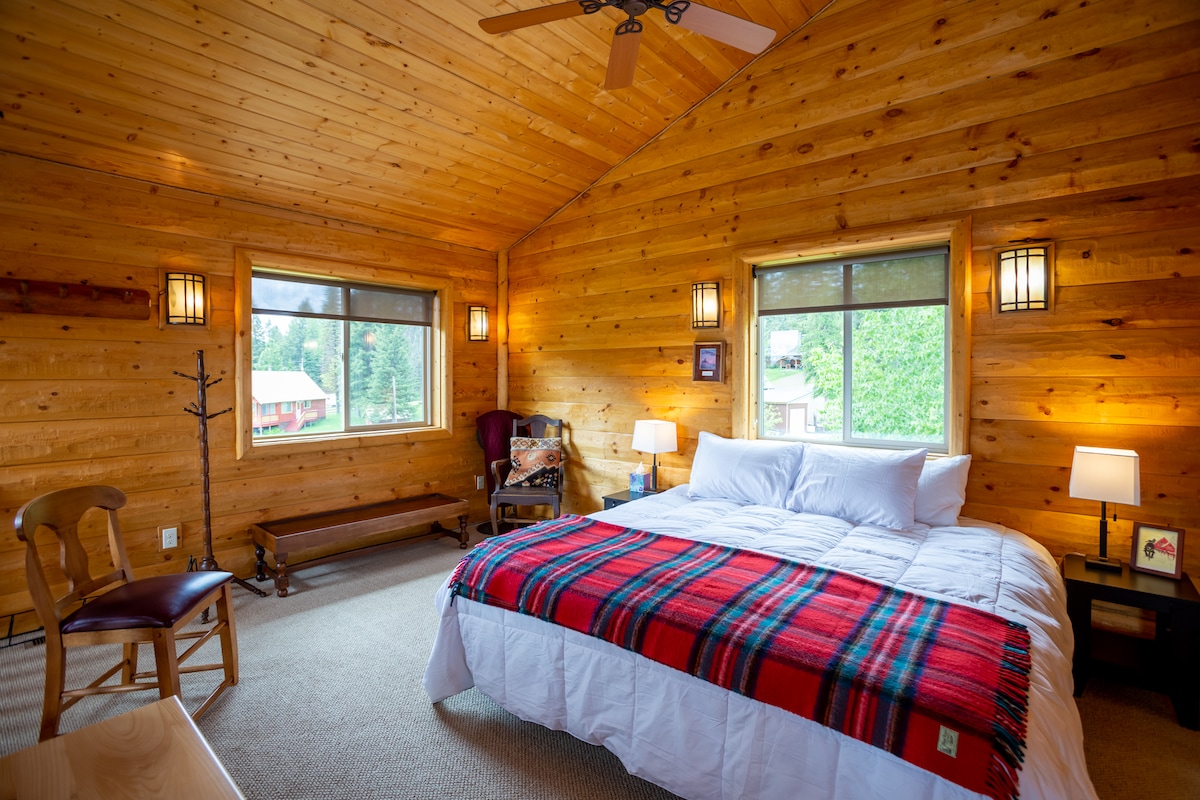 高耸的阁楼内有加大双人床套房。 舒适的床上用品、羽绒被、套房。 还有日式床垫可供家庭睡眠安排。   