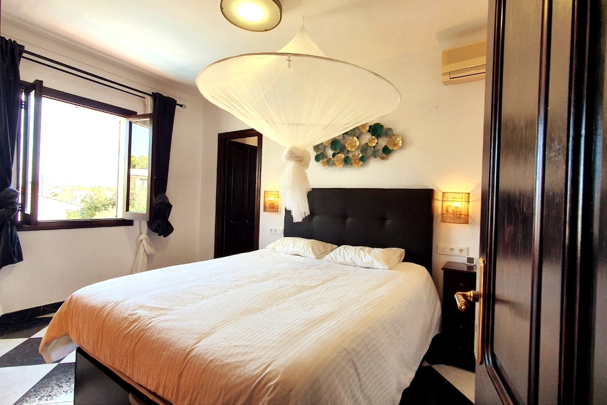 Chumba cha kulala "California" kilicho na kabati la nguo, bafu kwenye chumba na blanketi la majira ya baridi lenye mwonekano wa bwawa
