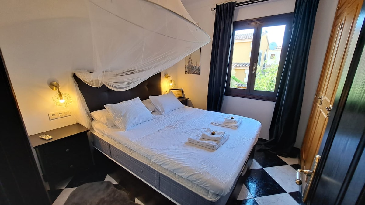 Chumba "New York" kilicho na kabati la nguo na blanketi la majira ya joto la kitanda cha majira ya kuchipua
