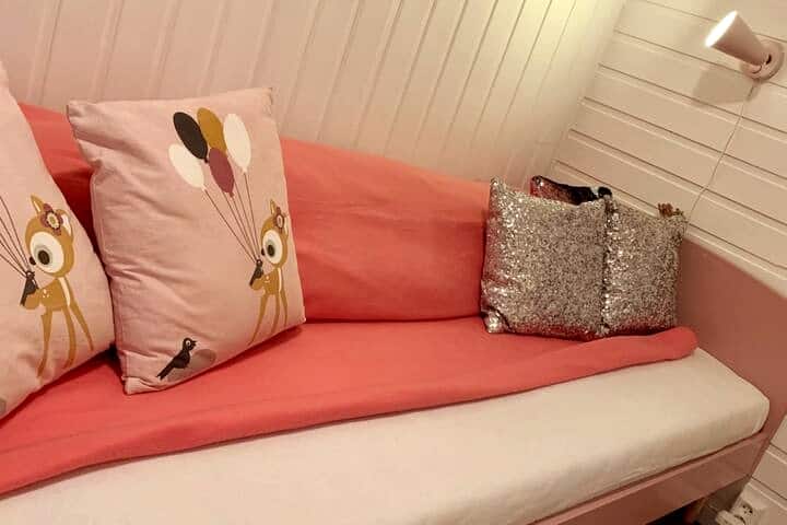 Საძინებელი 2 
ერთადგილიანი საწოლი სტანდარტული ზომის საწოლი
Ოთახთან მიმაგრებული სასეირნო გარდერობი