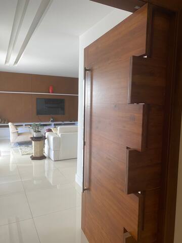 Luxury Penthouse overlooking Jardim Oceanico gallery image 3