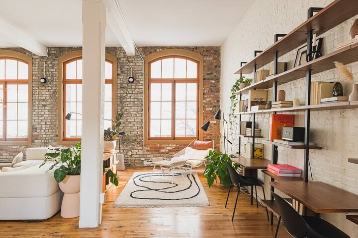 Stunning 3BR Old Port Loft, with private terrace. gallery image 2