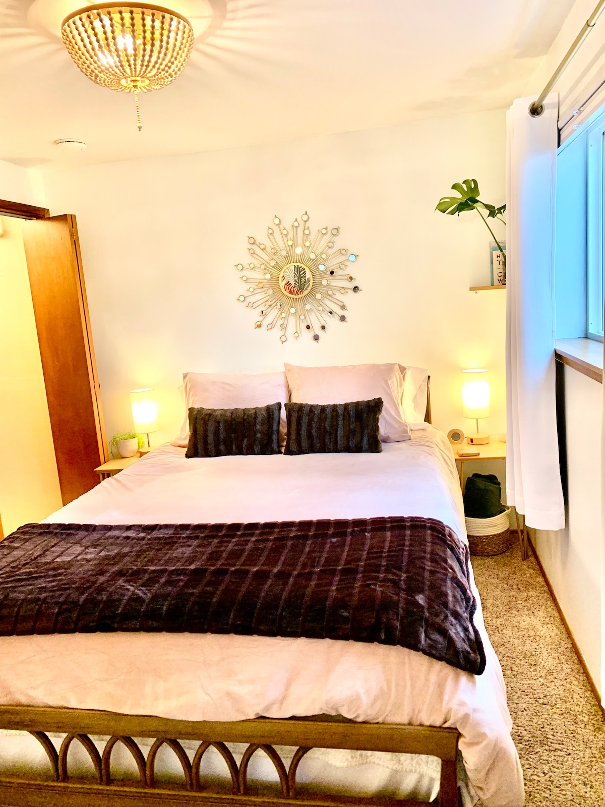 Tu dormitorio luminoso y espacioso, con baño y ducha en suite, ropa de cama de felpa y vistas a un bonsái japonés de pino negro fuera de tu ventana. Limpia las cortinas para dormir bien.