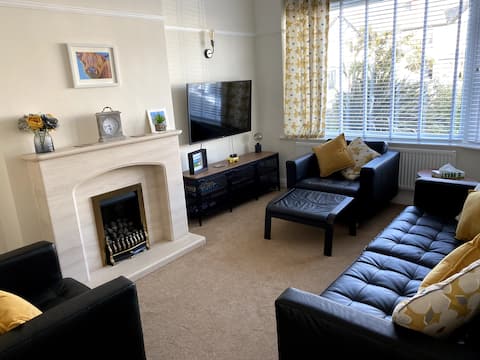 2 min walk to beach, sea views, garden, parking