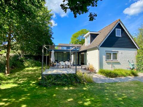 Lovely detached cottage next to dunes