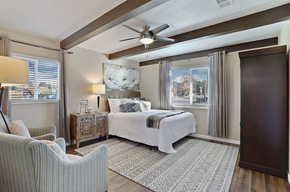 De zeer comfortabele, dromerige slaapkamer #3 heeft een queensize bed, tv en veel opbergruimte. 

