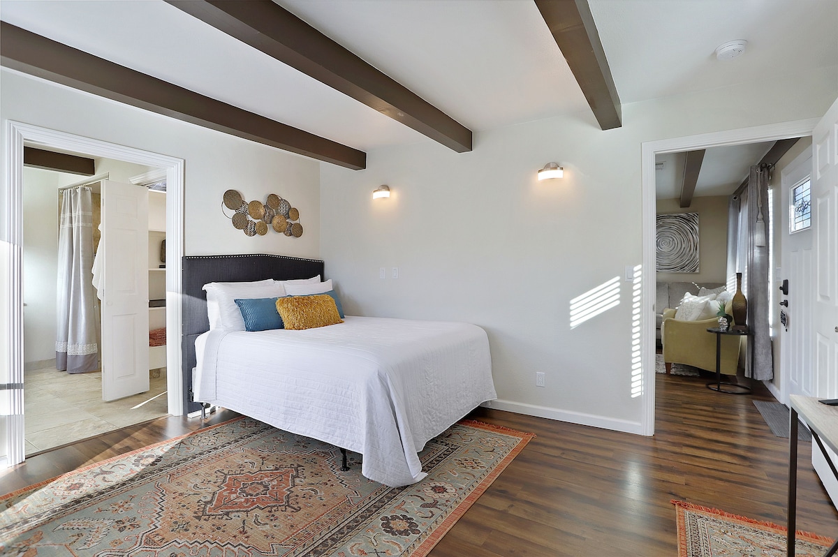 Hoofdslaapkamer en ensuite. 