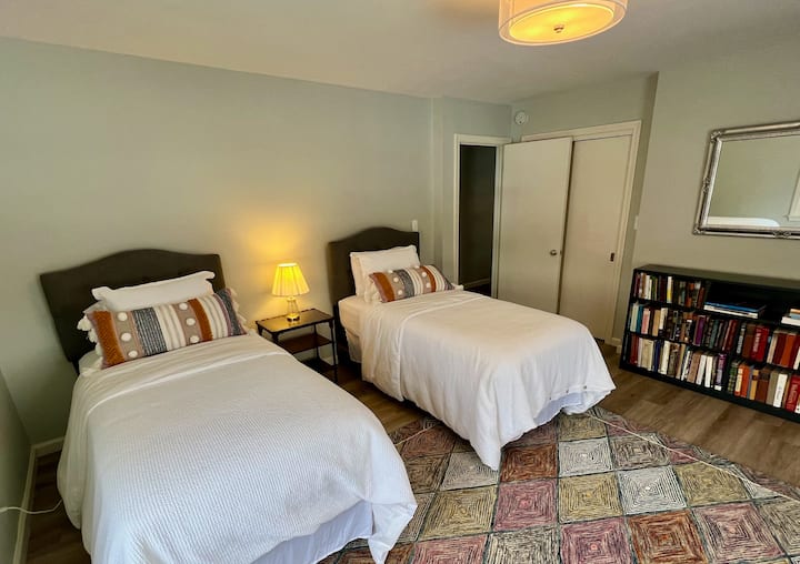 Chumba cha kulala #3 chenye vitanda viwili pacha.