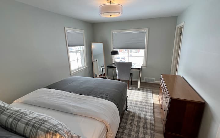 Chumba cha kulala #2. Kitanda aina ya Queen na dawati kamili.