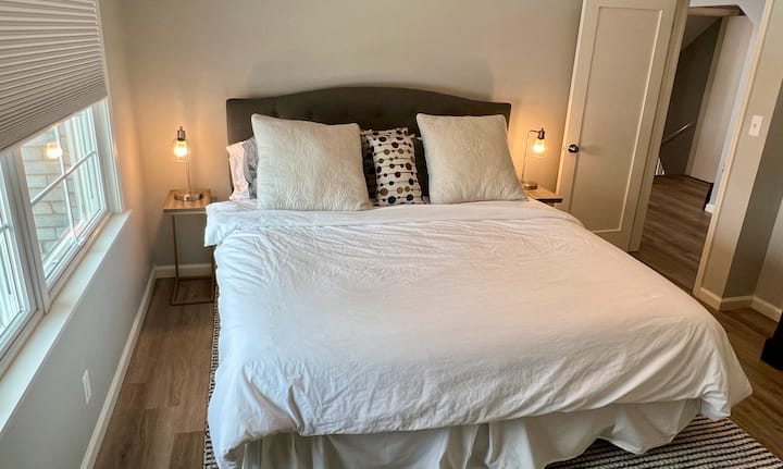 Chumba cha kulala nambari 1. Kitanda aina ya king.