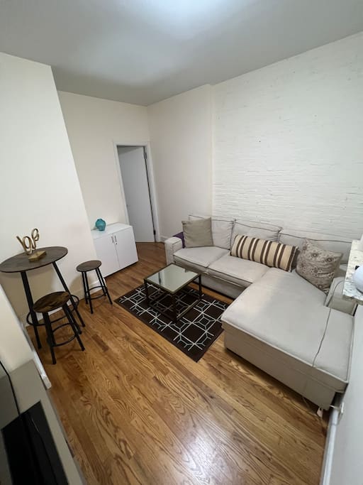 Large 2-Bed located on Manhattan’s Upper East Side