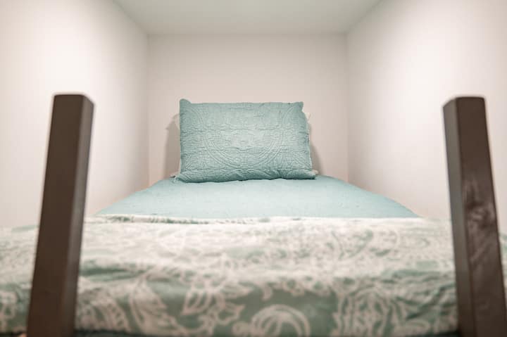 Sehemu yenye starehe kama hiyo. Hiki ni kitanda chetu cha tatu pacha.