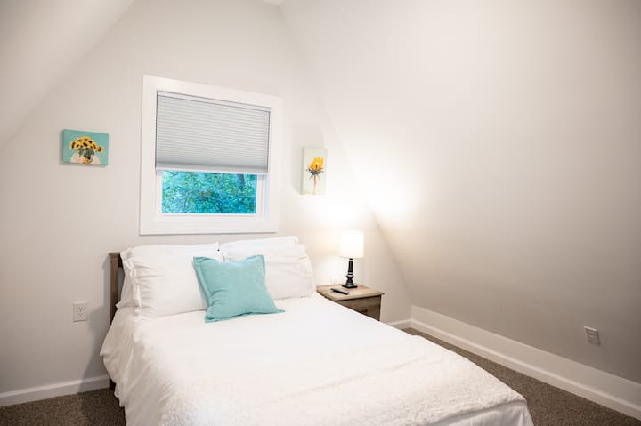 Kitanda hiki chenye starehe kinaambatana na meza, kifua cha droo, sehemu ya kuning 'inia nguo na rafu zilizojengwa ndani.