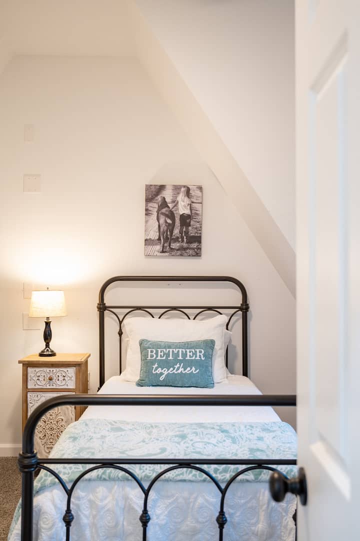 Chumba hiki cha kulala kina vitanda viwili viwili vinavyotazamana kwa mazungumzo ya usiku wa manane kati ya ndugu, binamu, marafiki.