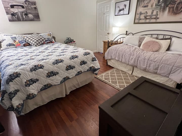 חדר משאיות. קווין אחד, מיטת בוקר זוגית אחת. 