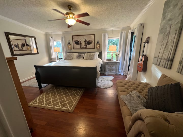 חדר פרה קדושה (מיטת קינג סייז ראשית).  