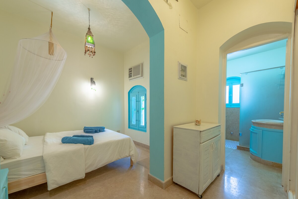 غرفة نوم وحمام داخليين 