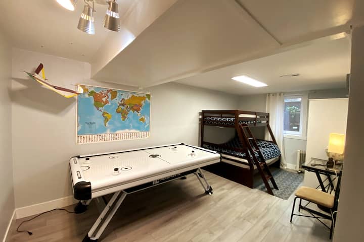 「游戏室」设有一张双层床，底部是全尺寸床，顶部是双人床。
