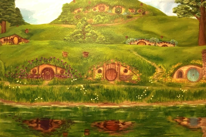 在这个房间里欣赏霍比特人电影的美丽墙壁画。