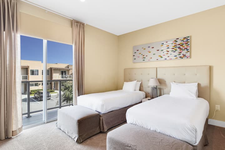 Suite #3 con dos CAMAS individuales#Disney #Parks #MagicVillage #Townhouse #Vacation #Rental #Kissimmee #Orlando#Universal#Citywalk#legoland#shortstay#longstay#bbq#grill