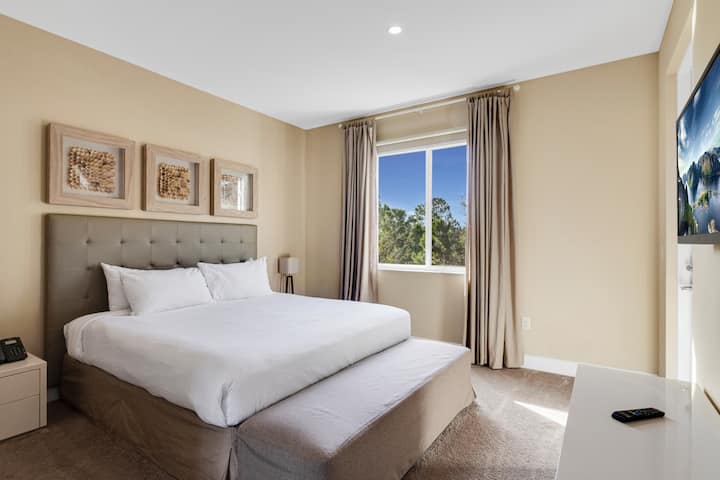 Master Suite #1 with King bed#Disney #Parks #MagicVillage #Townhouse #Vacation #Rental #Kissimmee #Orlando#Universal#Citywalk#legoland#shorttstay#longstay#bbq#grill