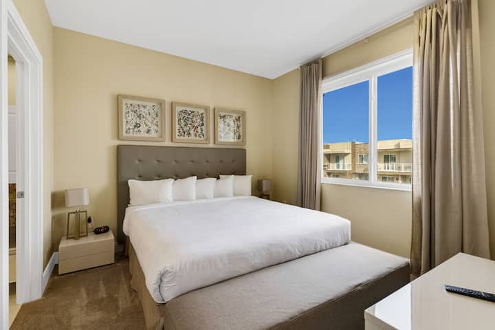 Master Suite #2 with King bed#Disney #Parks #MagicVillage #Townhouse #Vacation #Rental #Kissimmee #Orlando#Universal#Citywalk#legoland#shorttstay#longstay#bbq#grill