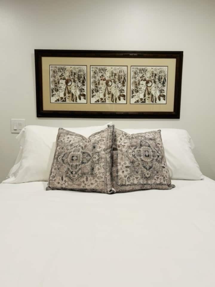 Hosťovská spálňa s manželskou posteľou