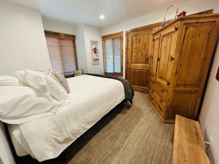 Spálňa pre hostí s manželskou posteľou, televízna skrinka