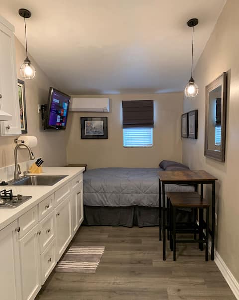Newly redone  studio w/outdoor lawn & eating space