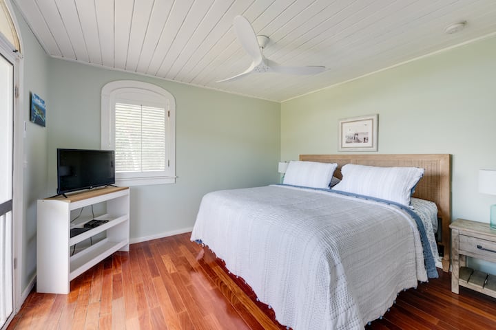 ห้องนอนหลักเตียงขนาดพอเหมาะ 