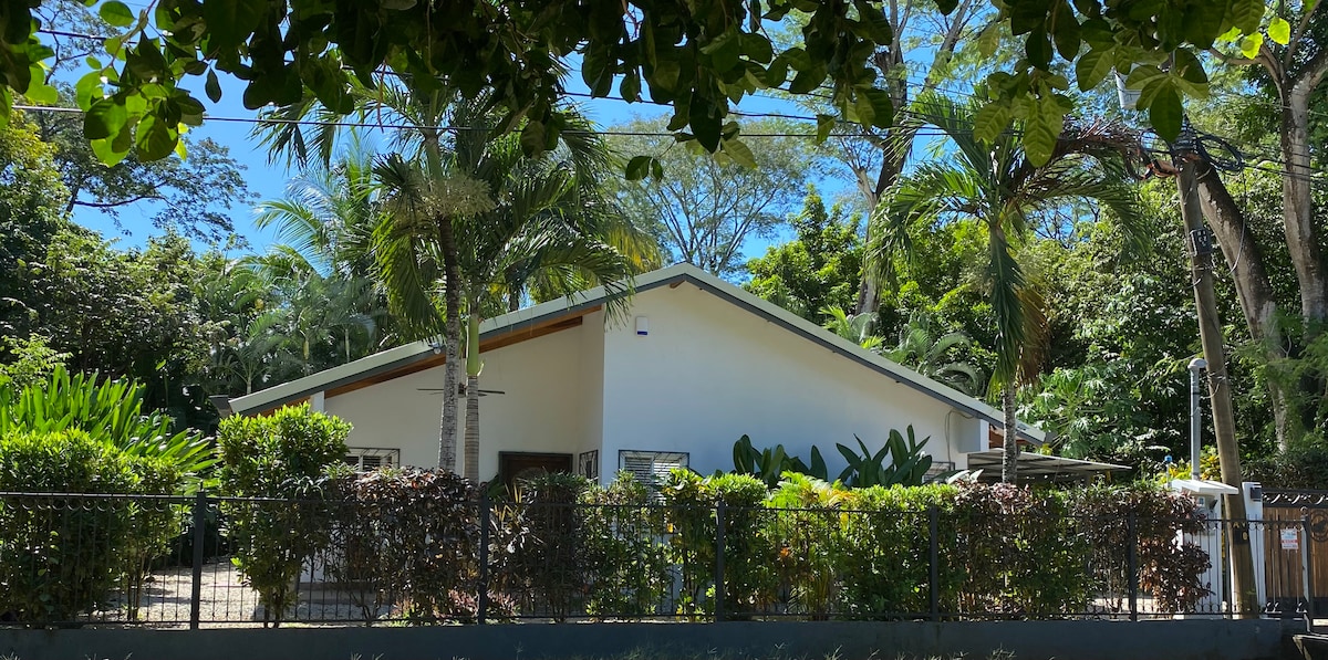 Casa Coqui, Tropical Oasis super close to beach — 3 bedroom vacation rental in 