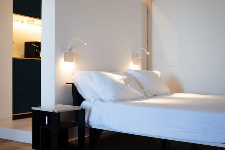 Apartament sedan ( 2 ) kopje bashkëkohore e alcove të lashtë siçiliane (hyrje falas në krevat nga të dyja anët )