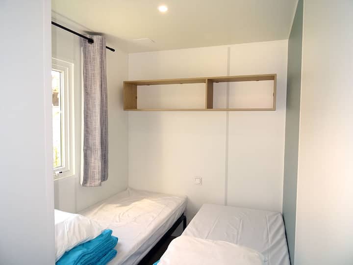 1ère chambre avec 2 lits simples 80x190 cms