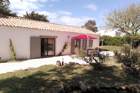 Country house with large garden, 3 minutes from the beach