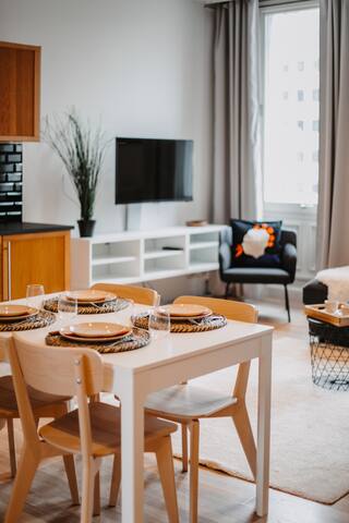 Bright Spacious & central 2 bedrooms apartment 6p gallery image 2