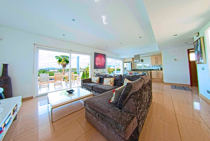 Marina Cala d’Or Five Bedroom Villa gallery image 3