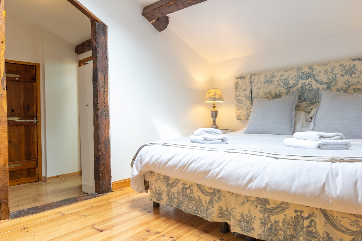 Спална соба 7 Источно крило, 180 x 190 см. Поглед кон туш-кабината и wc. Може да се подели на две единки.