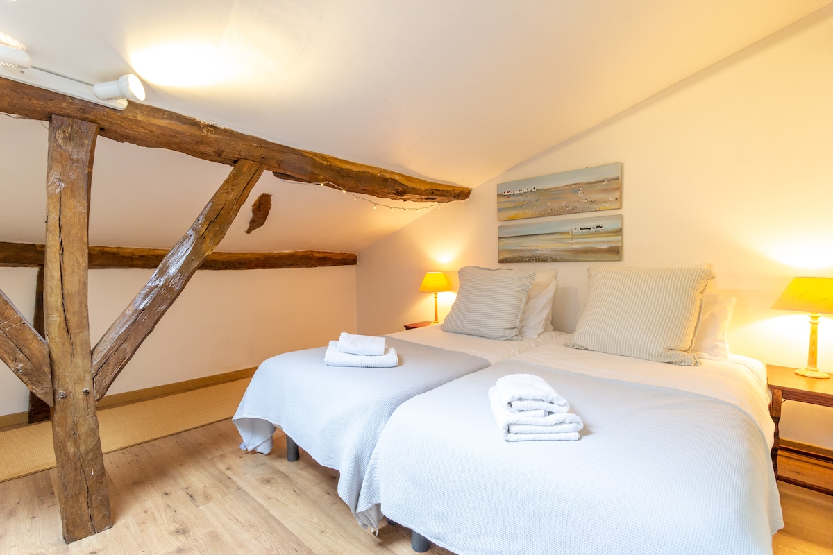 Спална соба 2, 180 x 190 см, може да се подели на 2 единечни кревета (западно крило), спроти бања 2 со туш и wc.